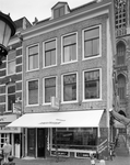 812224 Gezicht op de voorgevel van het pand Vismarkt 23 (coffeebar Andersom) te Utrecht.